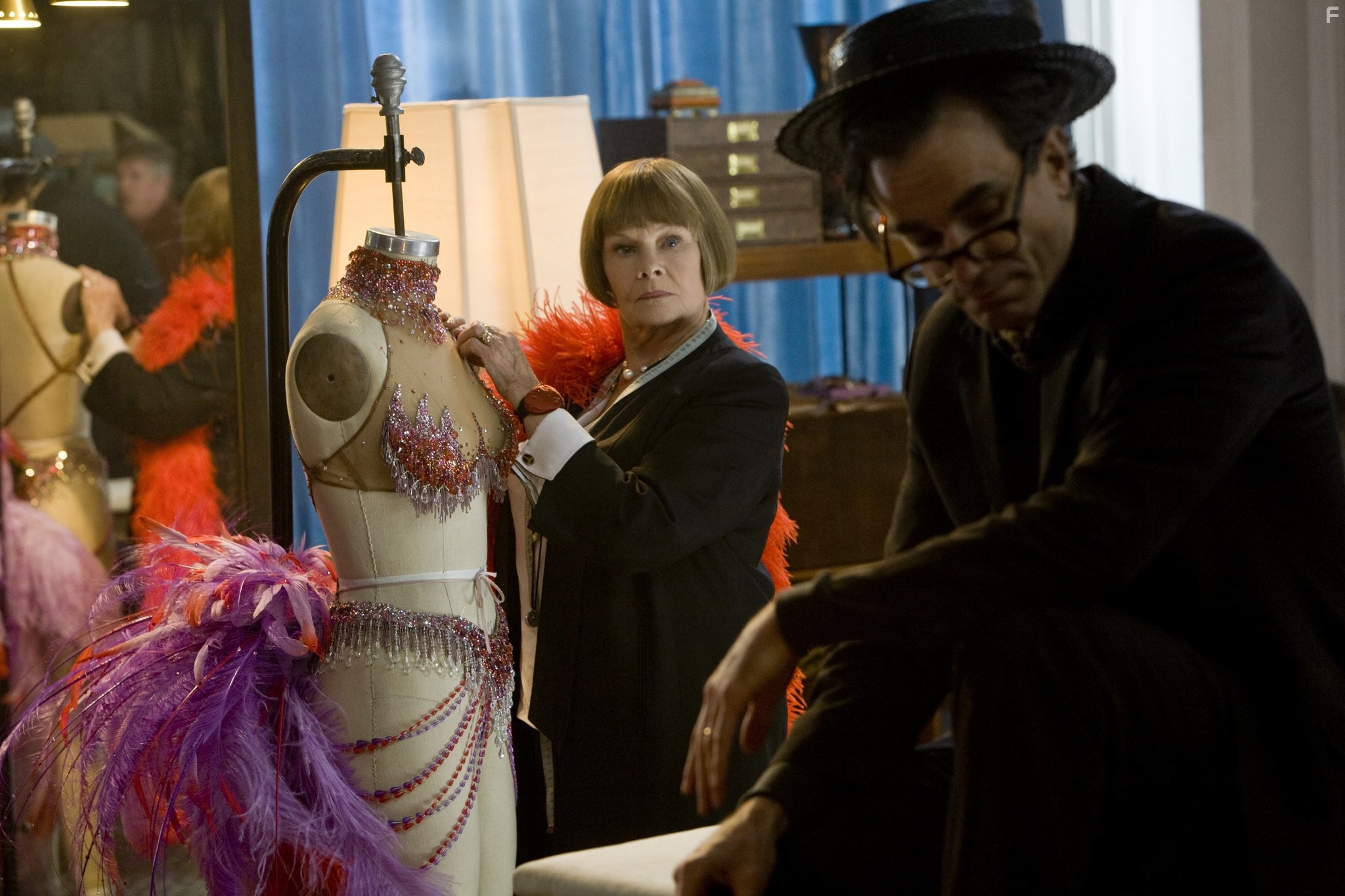 Daniel Day-Lewis and Judi Dench in Девять (2009)