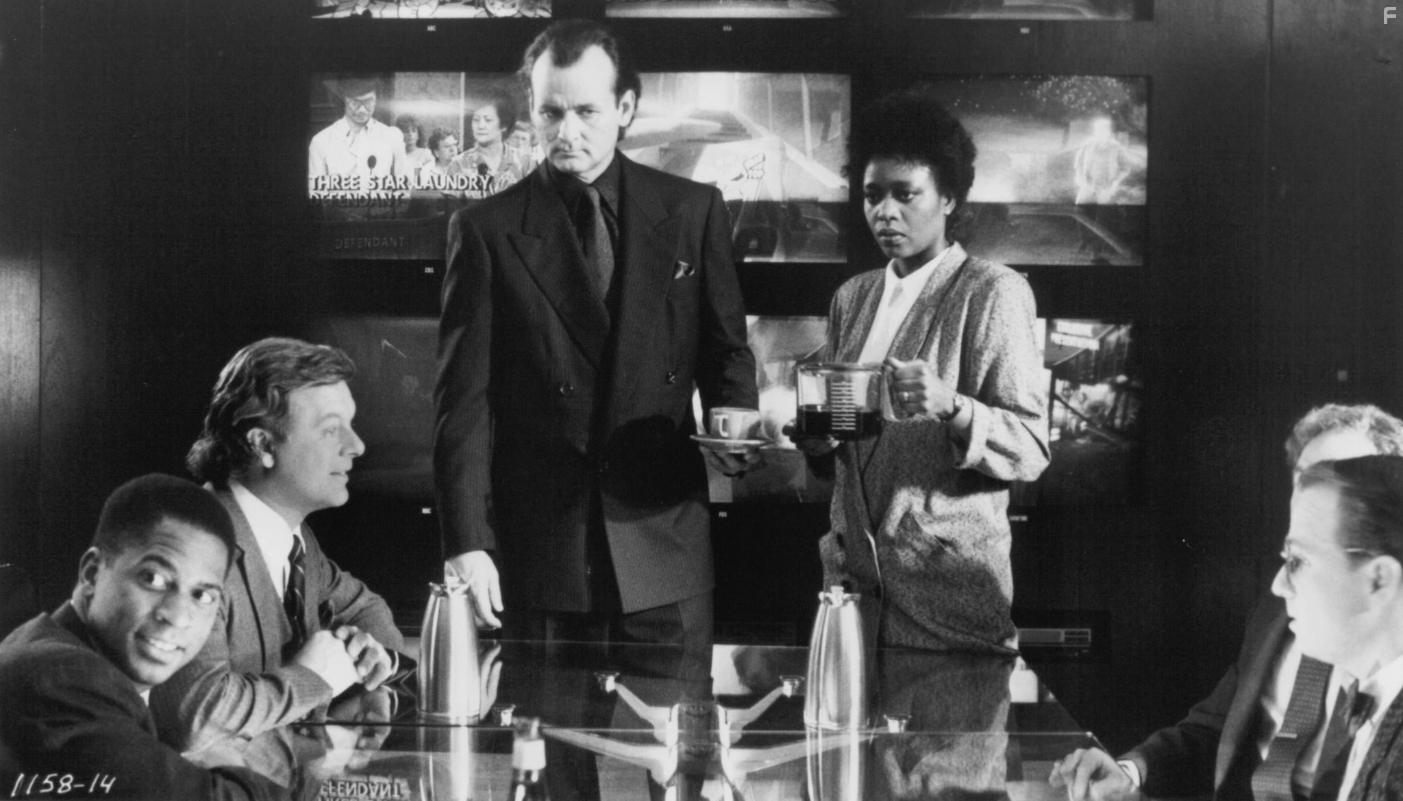 Bill Murray and Alfre Woodard in Новая рождественская сказка (1988)