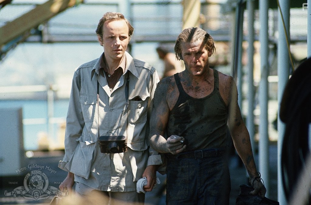 Nick Nolte and Michael Moriarty in Боевые псы (1978)