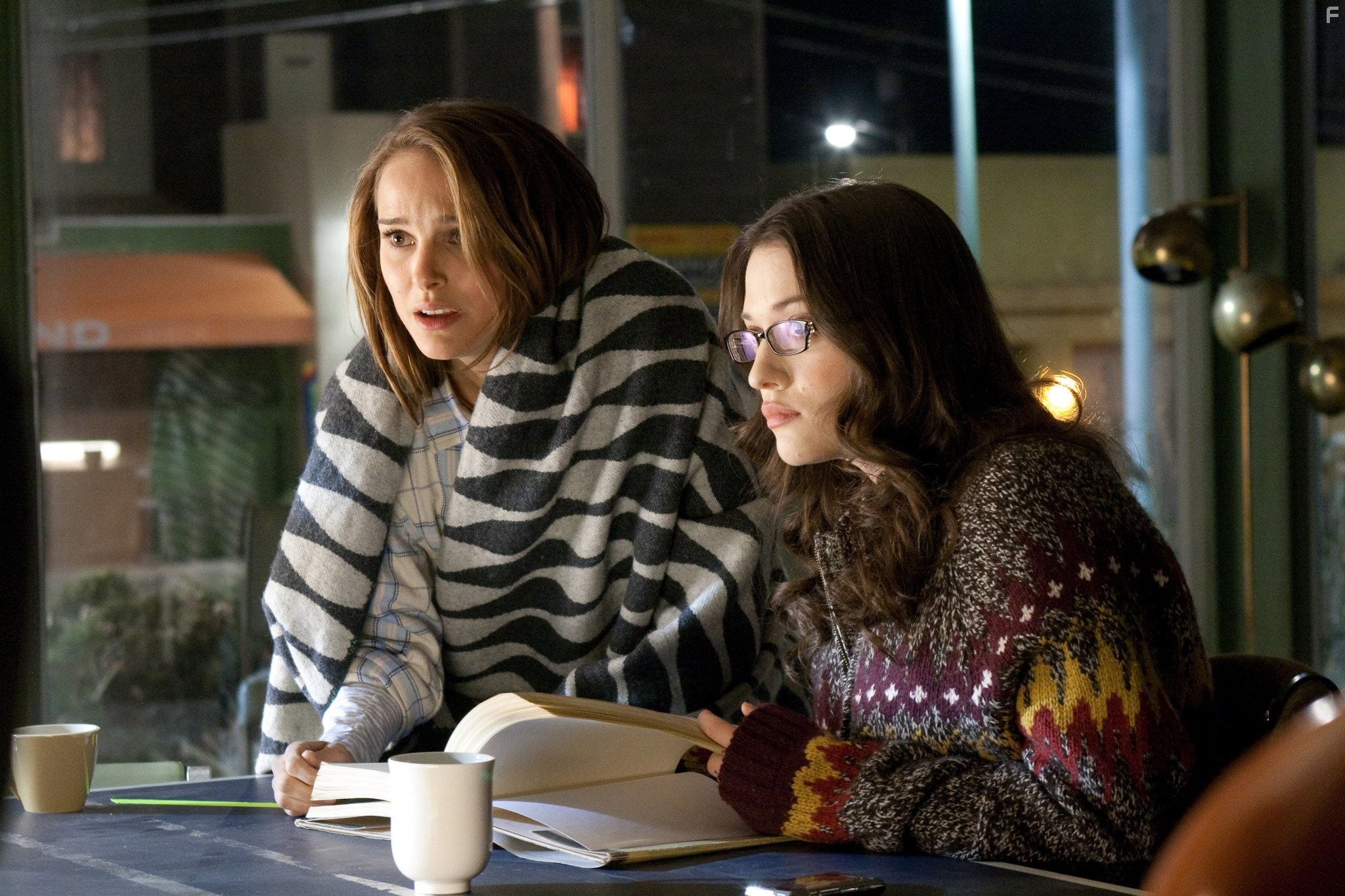 Natalie Portman and Kat Dennings in Тор (2011)