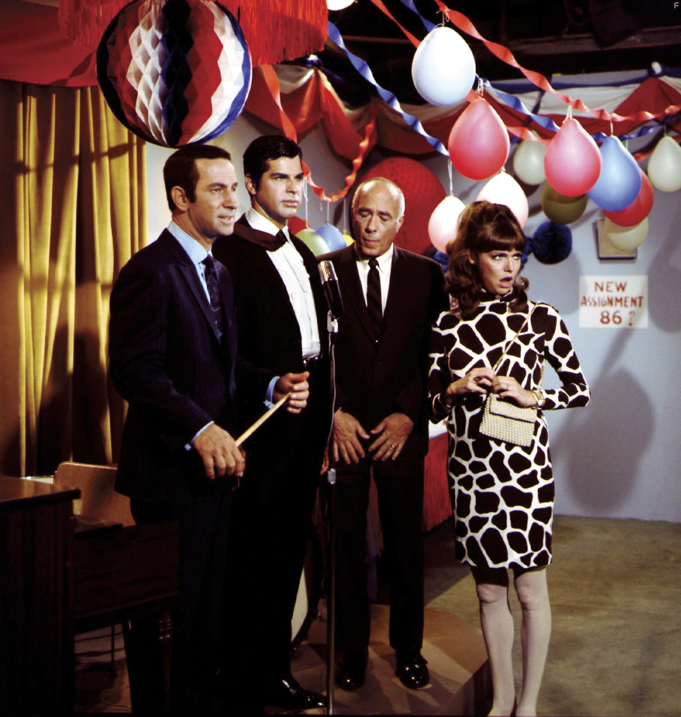 Don Adams, Barbara Feldon, Richard Gautier, and Edward Platt in Напряги извилины (1965)