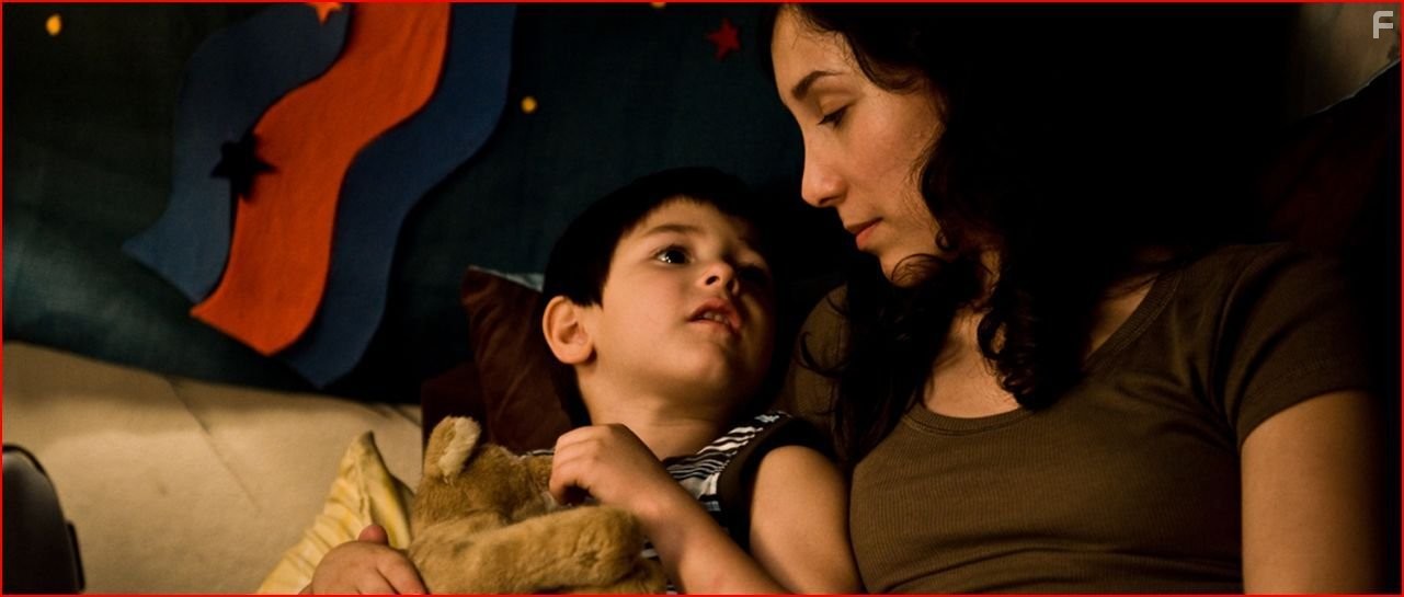Sibel Kekilli and Nizam Schiller in Чyжая (2010)