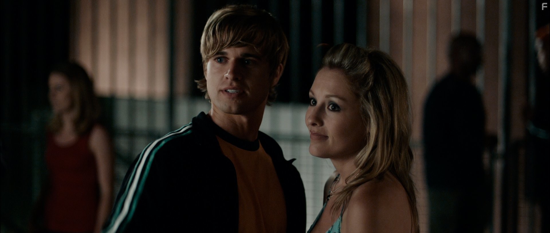 Randy Wayne and Deja Kreutzberg in Спасти жизнь (2009)