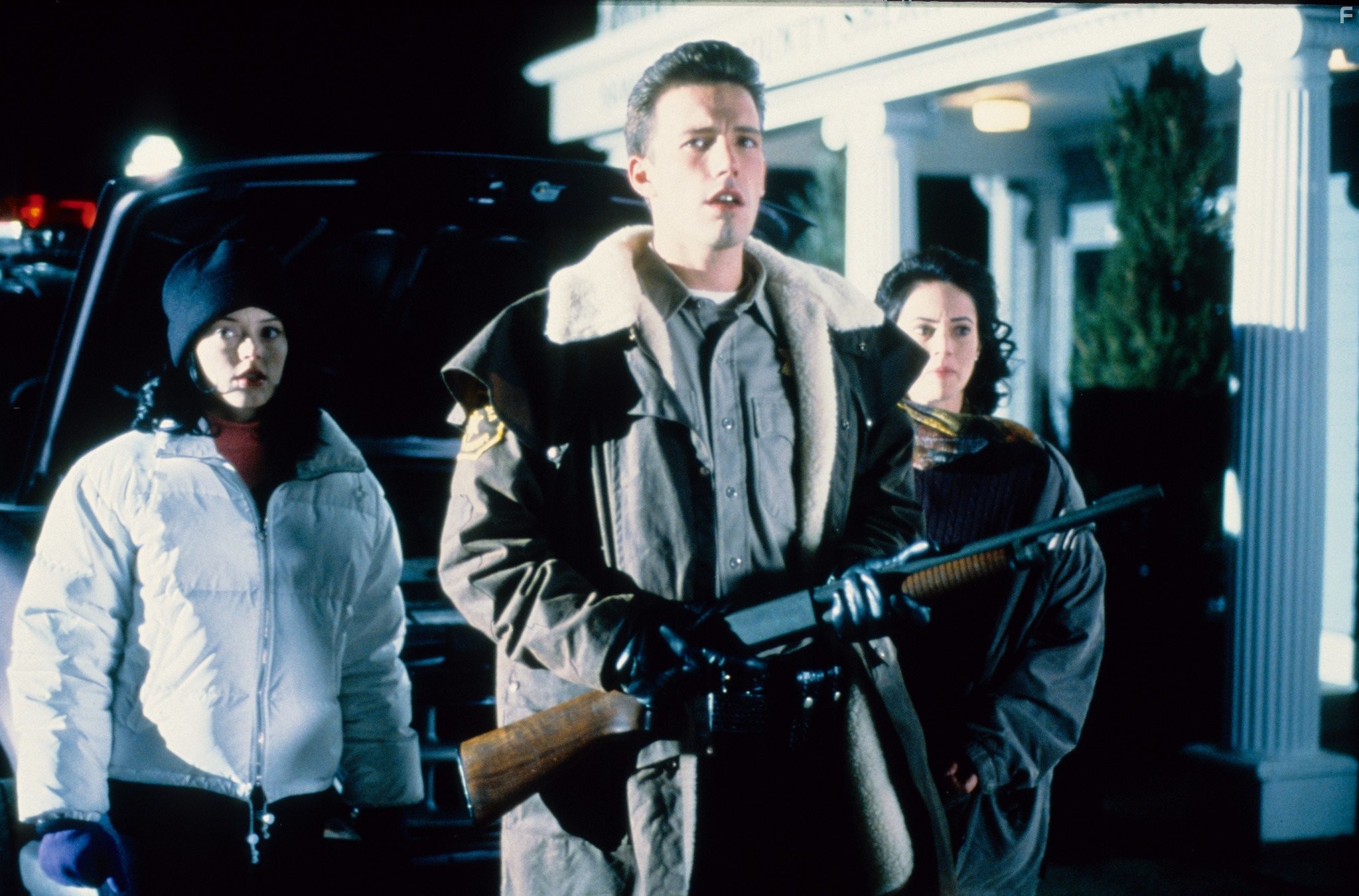 Ben Affleck, Rose McGowan, and Joanna Going in Фантомы (1998)