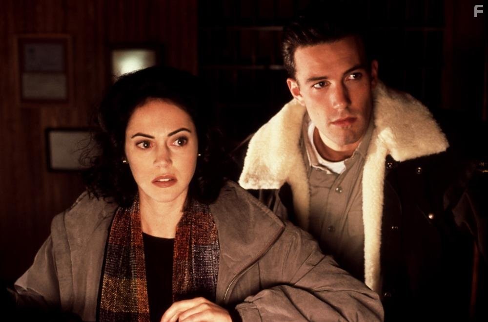 Ben Affleck and Joanna Going in Фантомы (1998)