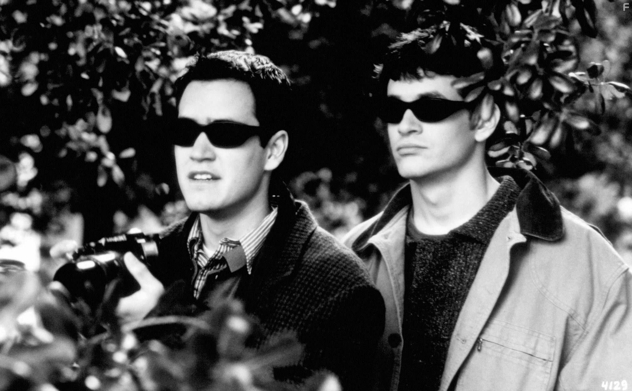 Mark-Paul Gosselaar and Tom Everett Scott in Мертвец в колледже (1998)