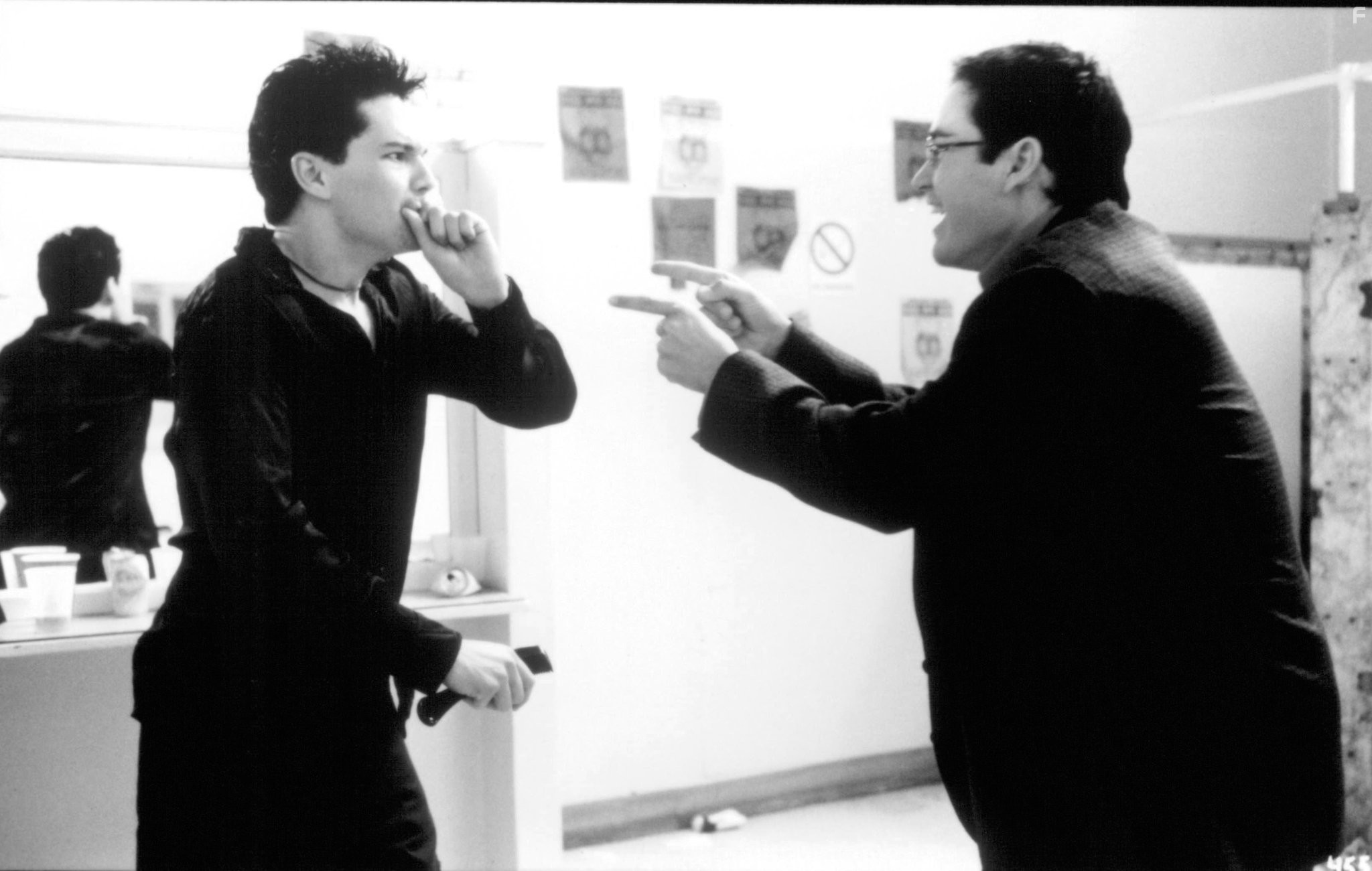 Mark-Paul Gosselaar and Lochlyn Munro in Мертвец в колледже (1998)