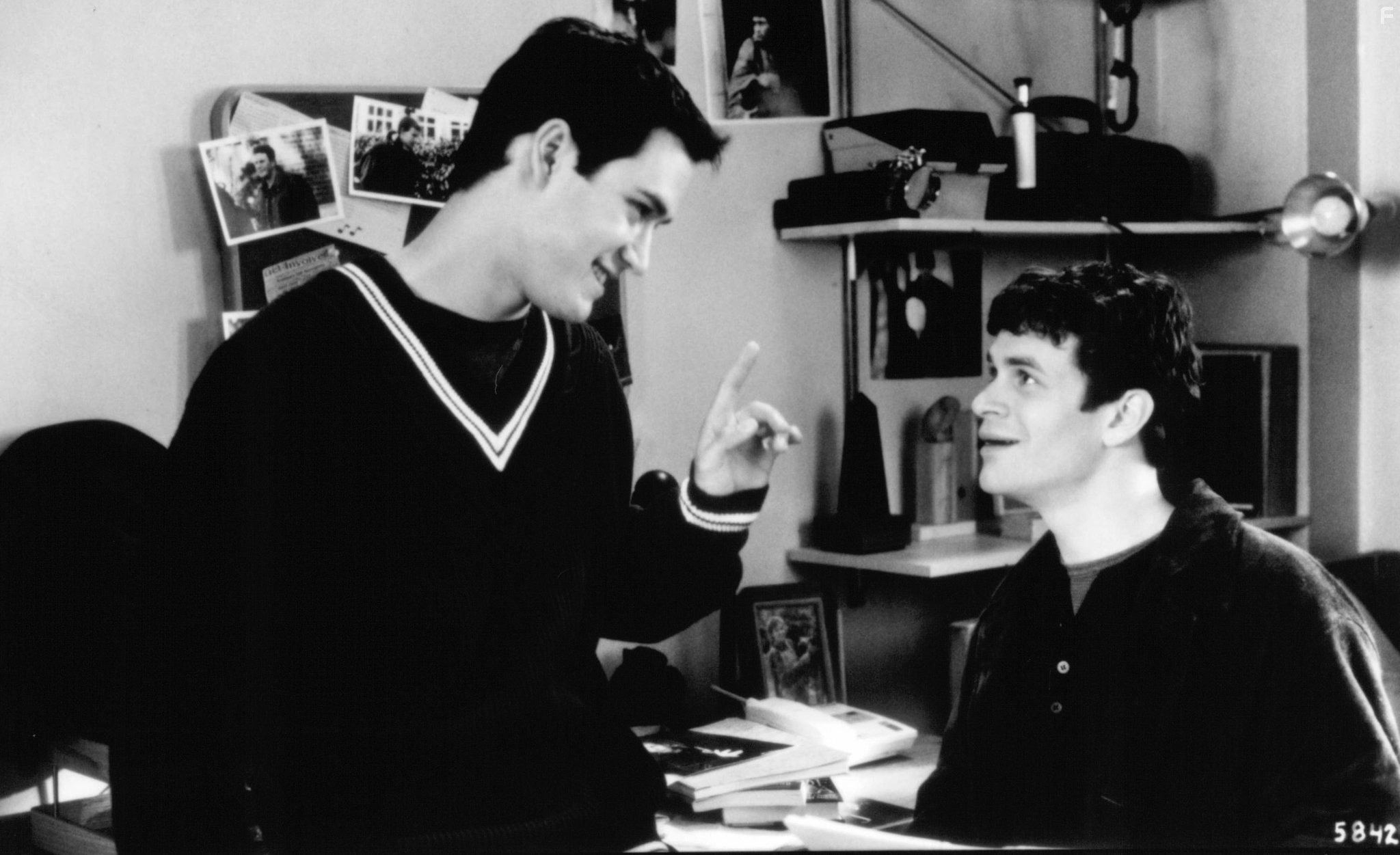 Mark-Paul Gosselaar and Tom Everett Scott in Мертвец в колледже (1998)