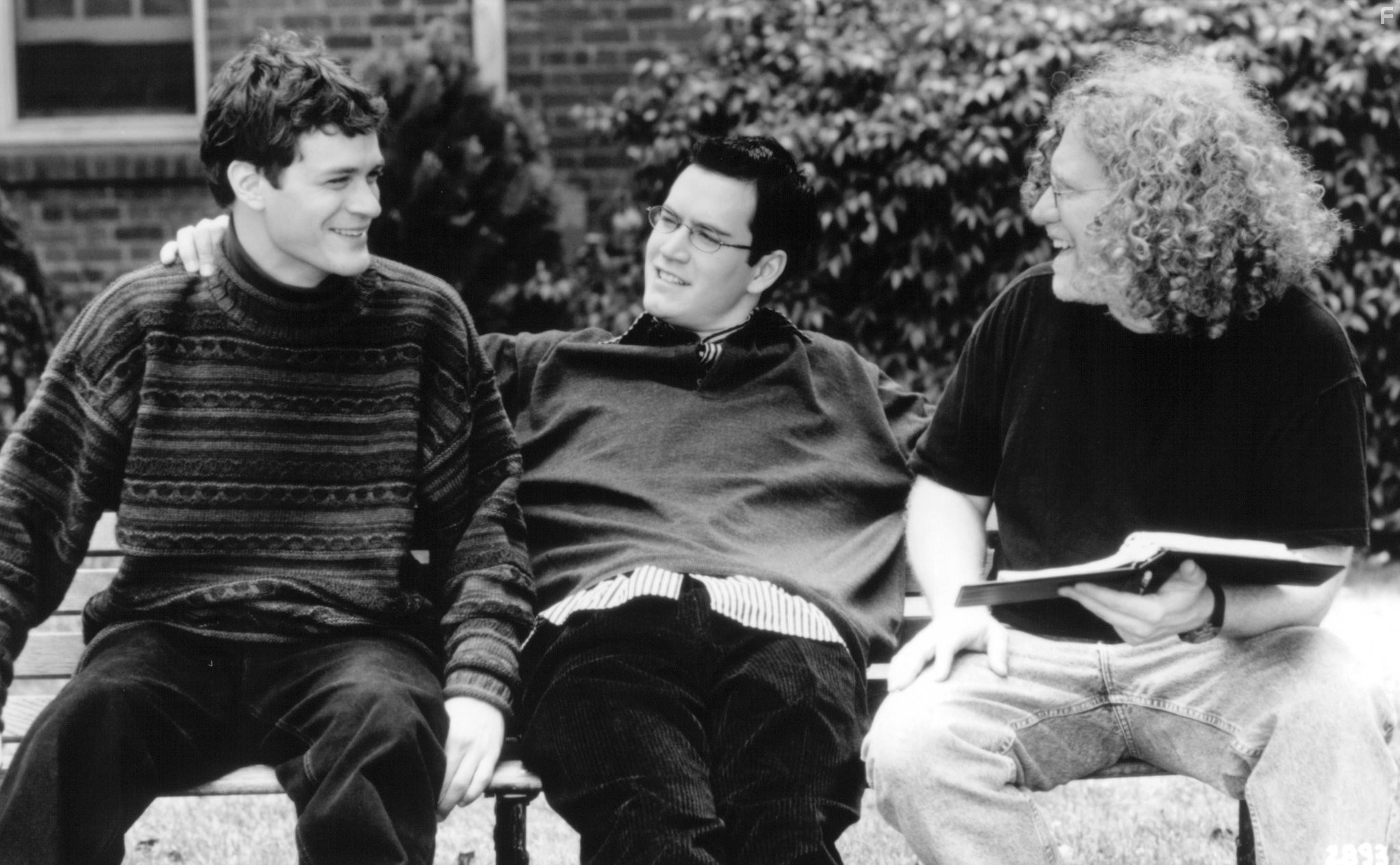 Mark-Paul Gosselaar and Tom Everett Scott in Мертвец в колледже (1998)