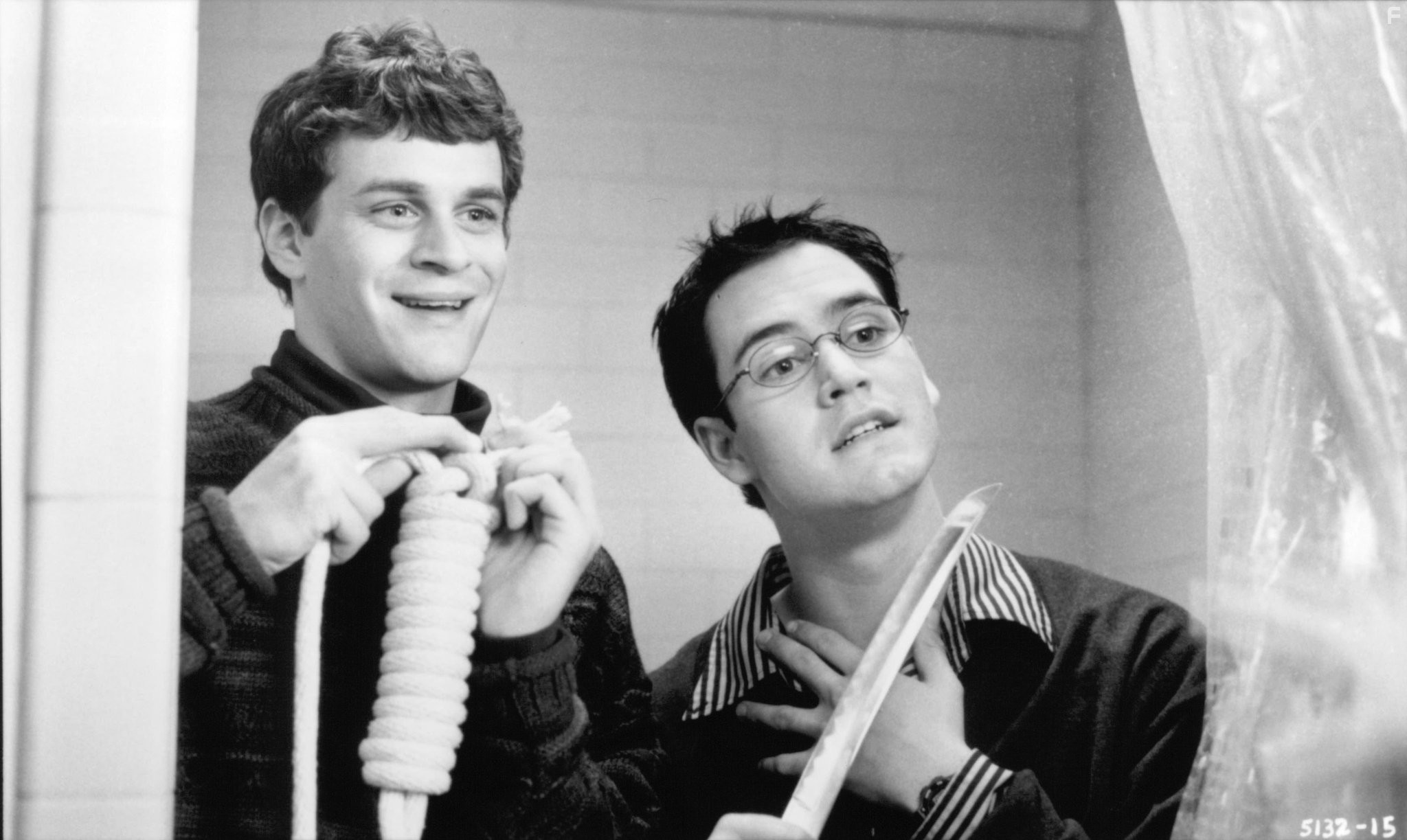 Mark-Paul Gosselaar and Tom Everett Scott in Мертвец в колледже (1998)