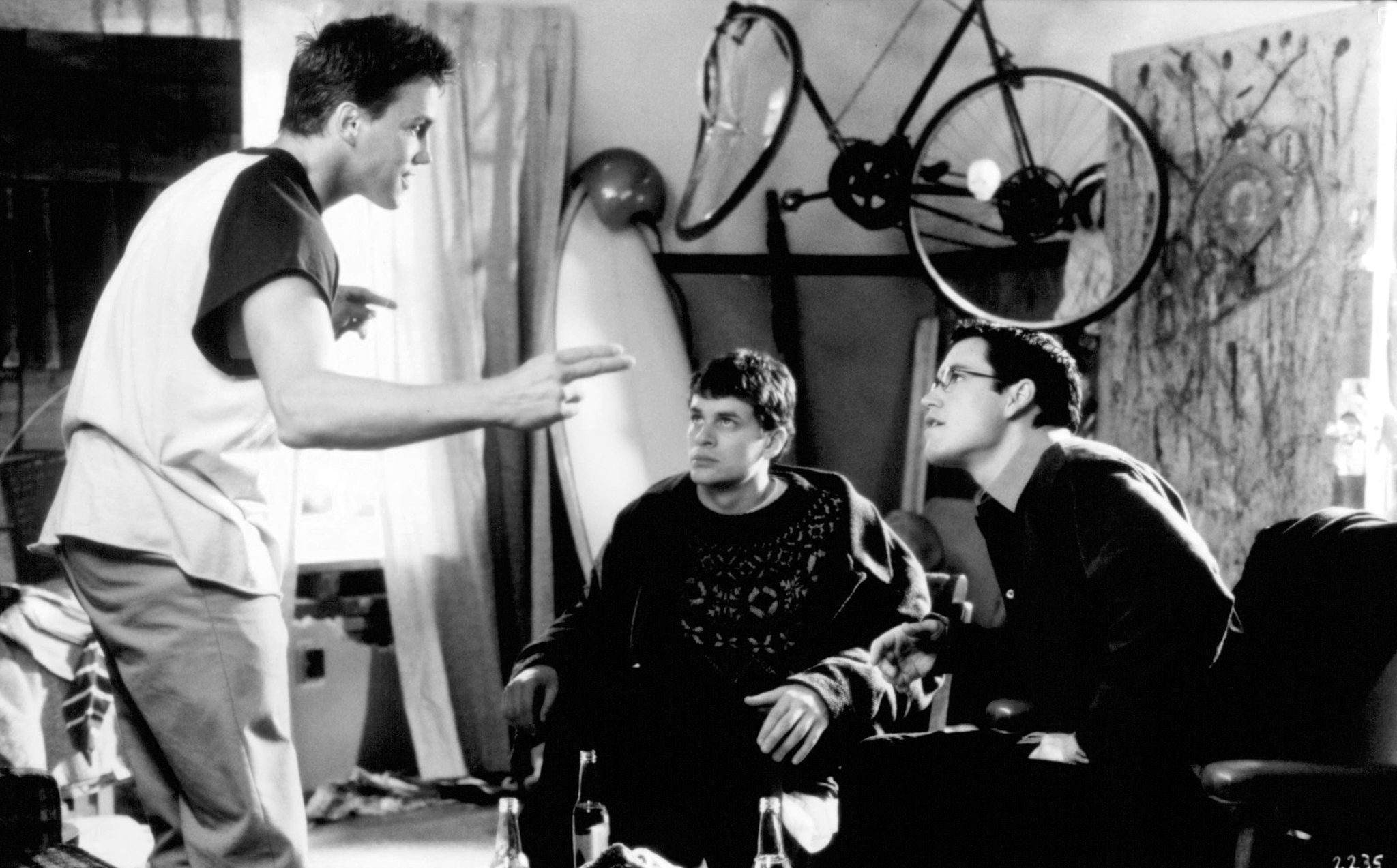 Mark-Paul Gosselaar, Lochlyn Munro, and Tom Everett Scott in Мертвец в колледже (1998)