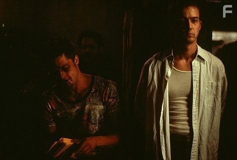 Brad Pitt and Edward Norton in Бойцовский клуб (1999)