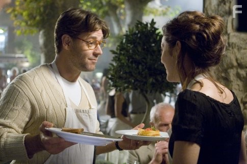 Russell Crowe and Marion Cotillard in Хороший год (2006)