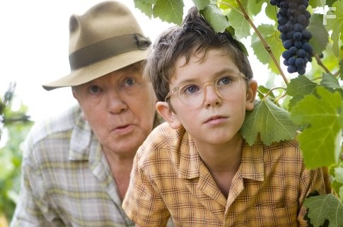 Albert Finney and Freddie Highmore in Хороший год (2006)