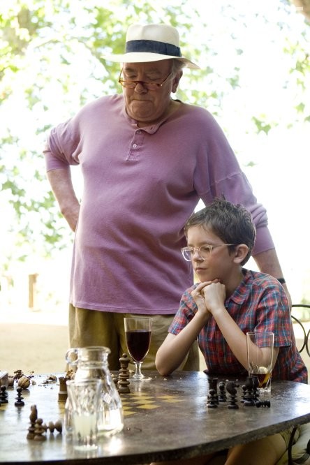 Albert Finney and Freddie Highmore in Хороший год (2006)