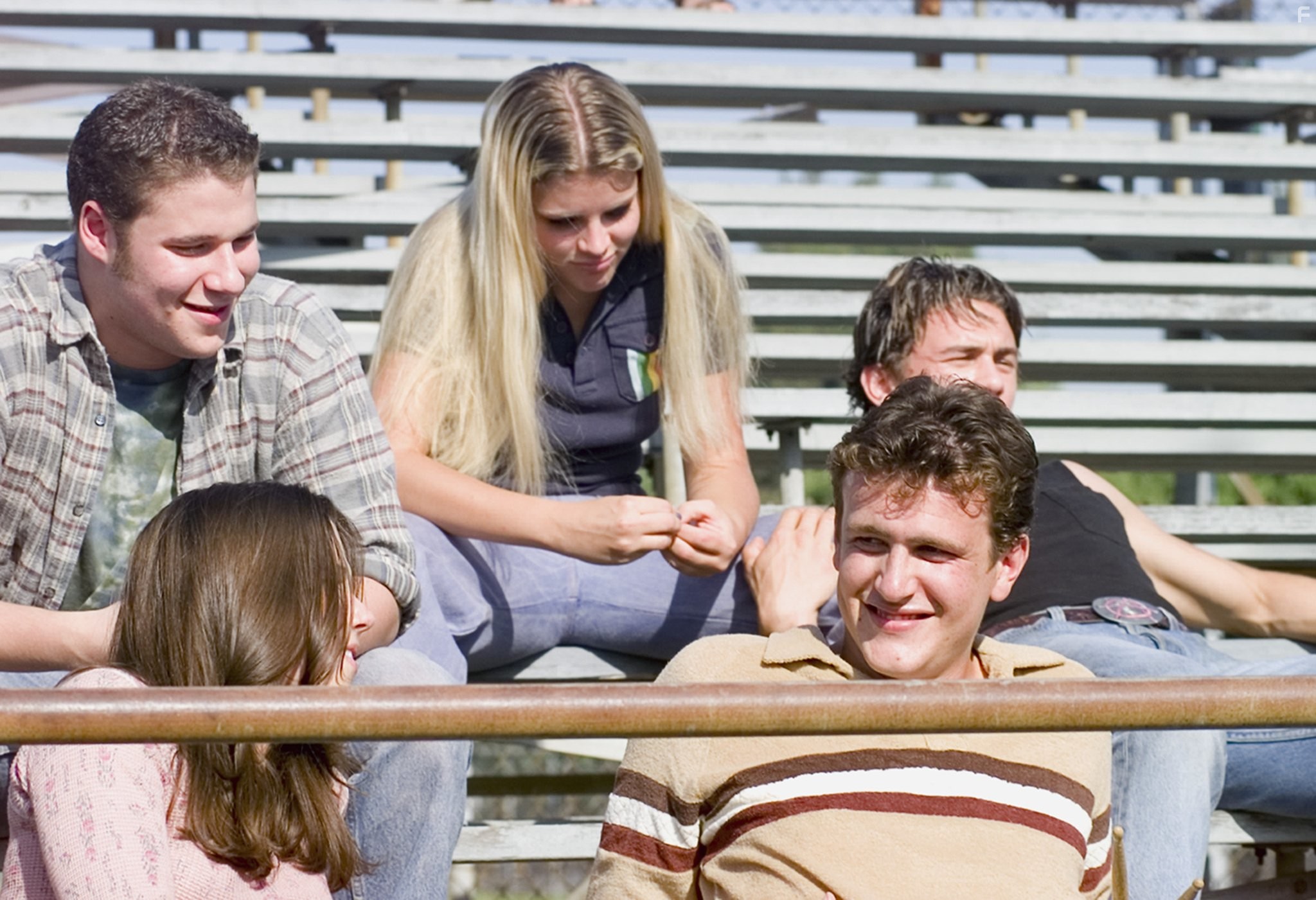 Linda Cardellini, Busy Philipps, James Franco, Seth Rogen, and Jason Segel in Хулиганы и ботаны (1999)