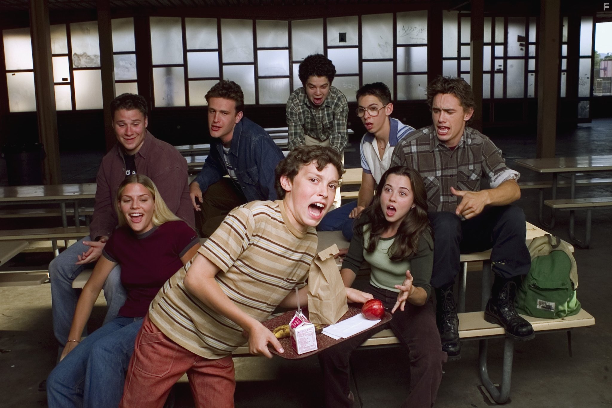 Linda Cardellini, Busy Philipps, John Francis Daley, James Franco, Samm Levine, Seth Rogen, Martin Starr, and Jason Segel in Хулиганы и ботаны (1999)