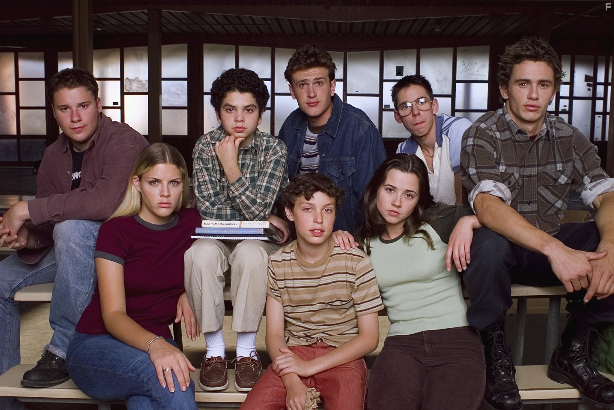 Linda Cardellini, Busy Philipps, John Francis Daley, James Franco, Samm Levine, Seth Rogen, Martin Starr, and Jason Segel in Хулиганы и ботаны (1999)