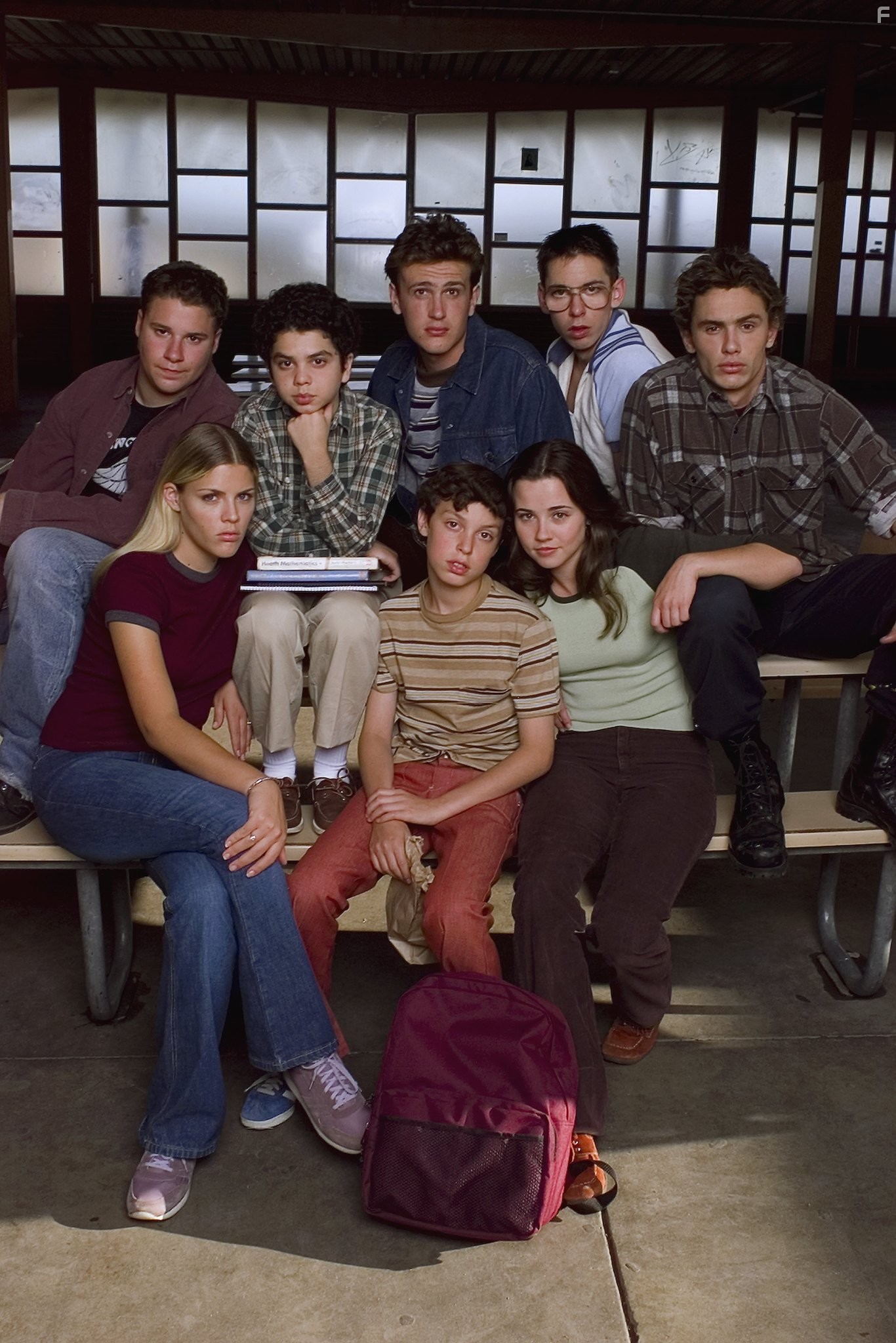 Linda Cardellini, Busy Philipps, John Francis Daley, James Franco, Samm Levine, Seth Rogen, Martin Starr, and Jason Segel in Хулиганы и ботаны (1999)