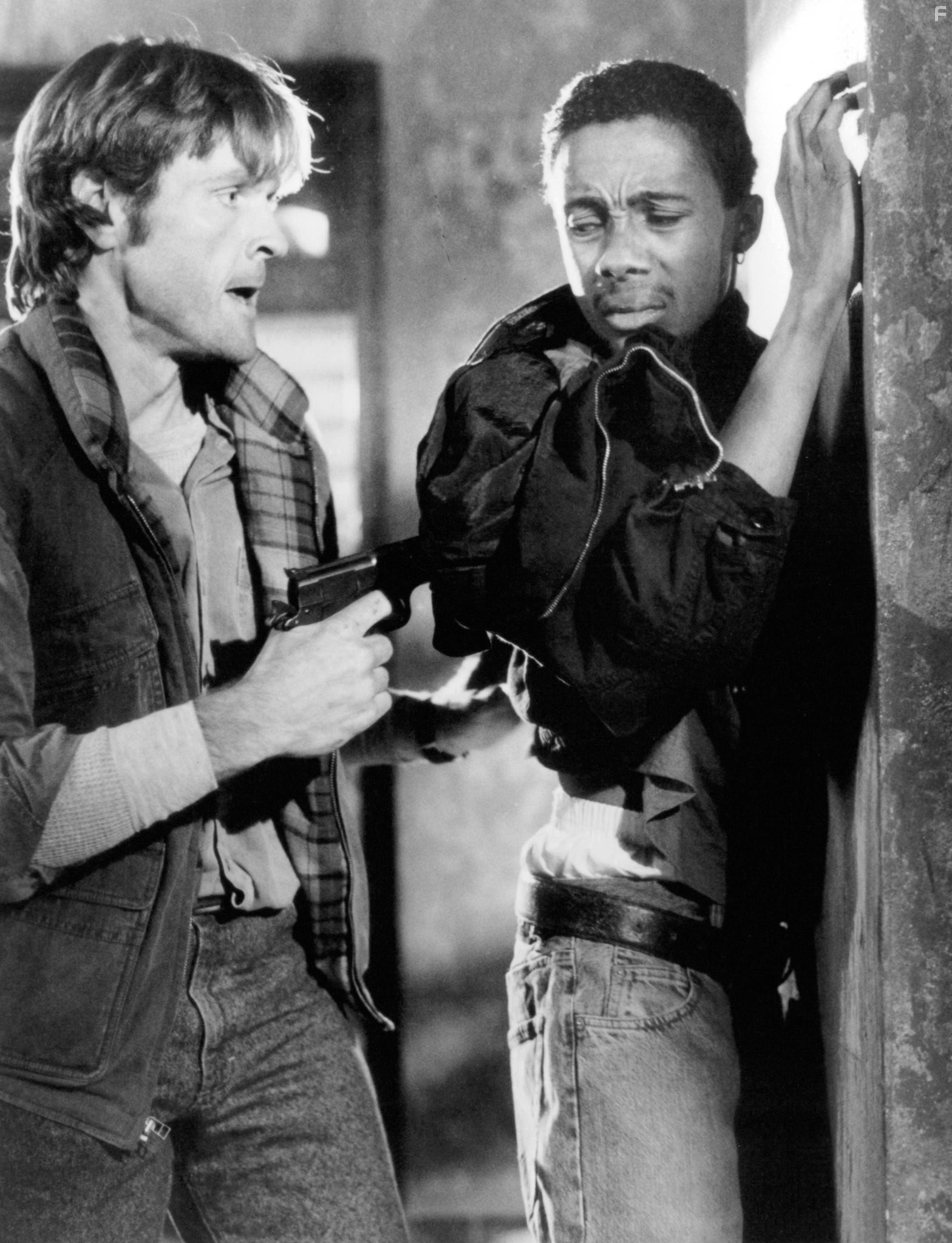 William Sadler and De'voreaux White in Нарушение территории (1992)