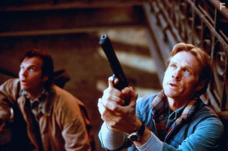 Bill Paxton and William Sadler in Нарушение территории (1992)