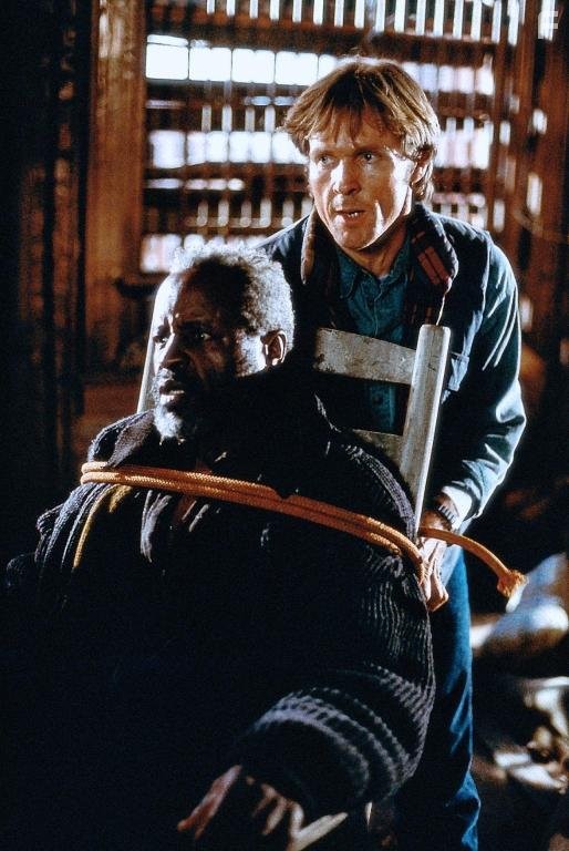 William Sadler and Art Evans in Нарушение территории (1992)