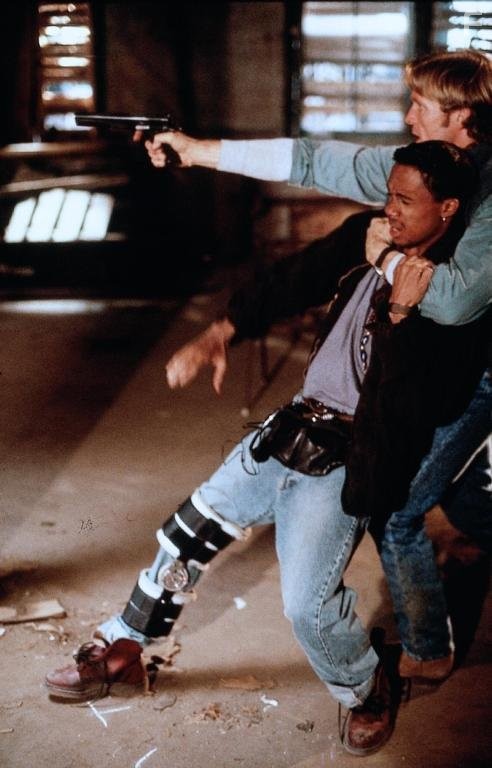 William Sadler and De'voreaux White in Нарушение территории (1992)