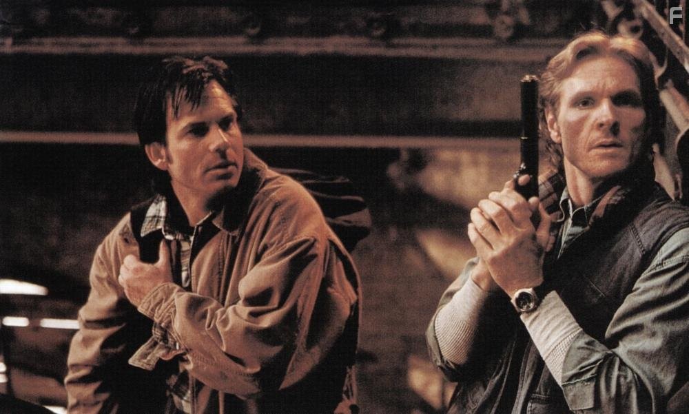 Bill Paxton and William Sadler in Нарушение территории (1992)