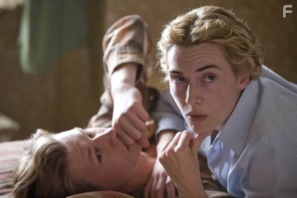 Kate Winslet and David Kross in Чтец (2008)