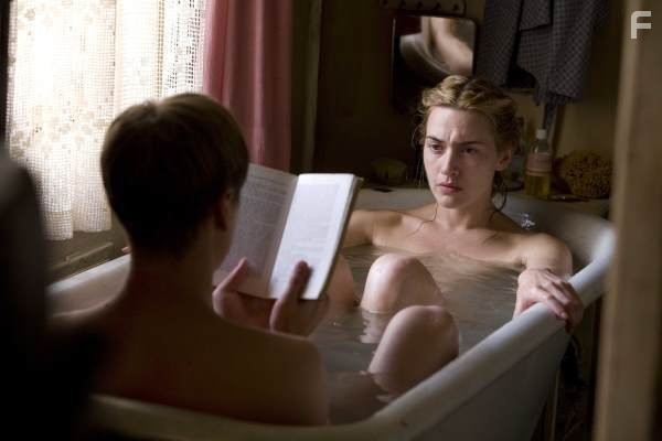 Kate Winslet and David Kross in Чтец (2008)