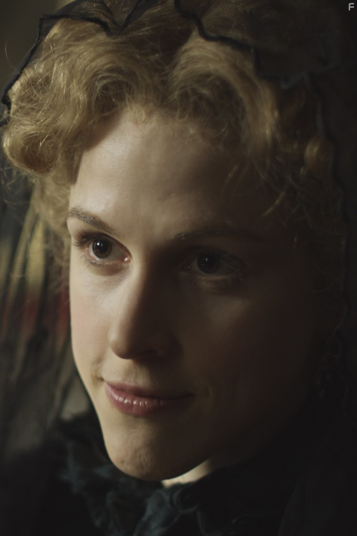 Amanda Hale in Багровый лепесток и белый (2011)