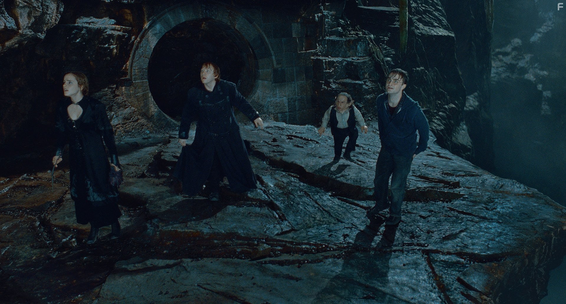 Warwick Davis, Rupert Grint, Daniel Radcliffe, and Emma Watson in Гарри Поттер и Дары смерти: Часть II (2011)