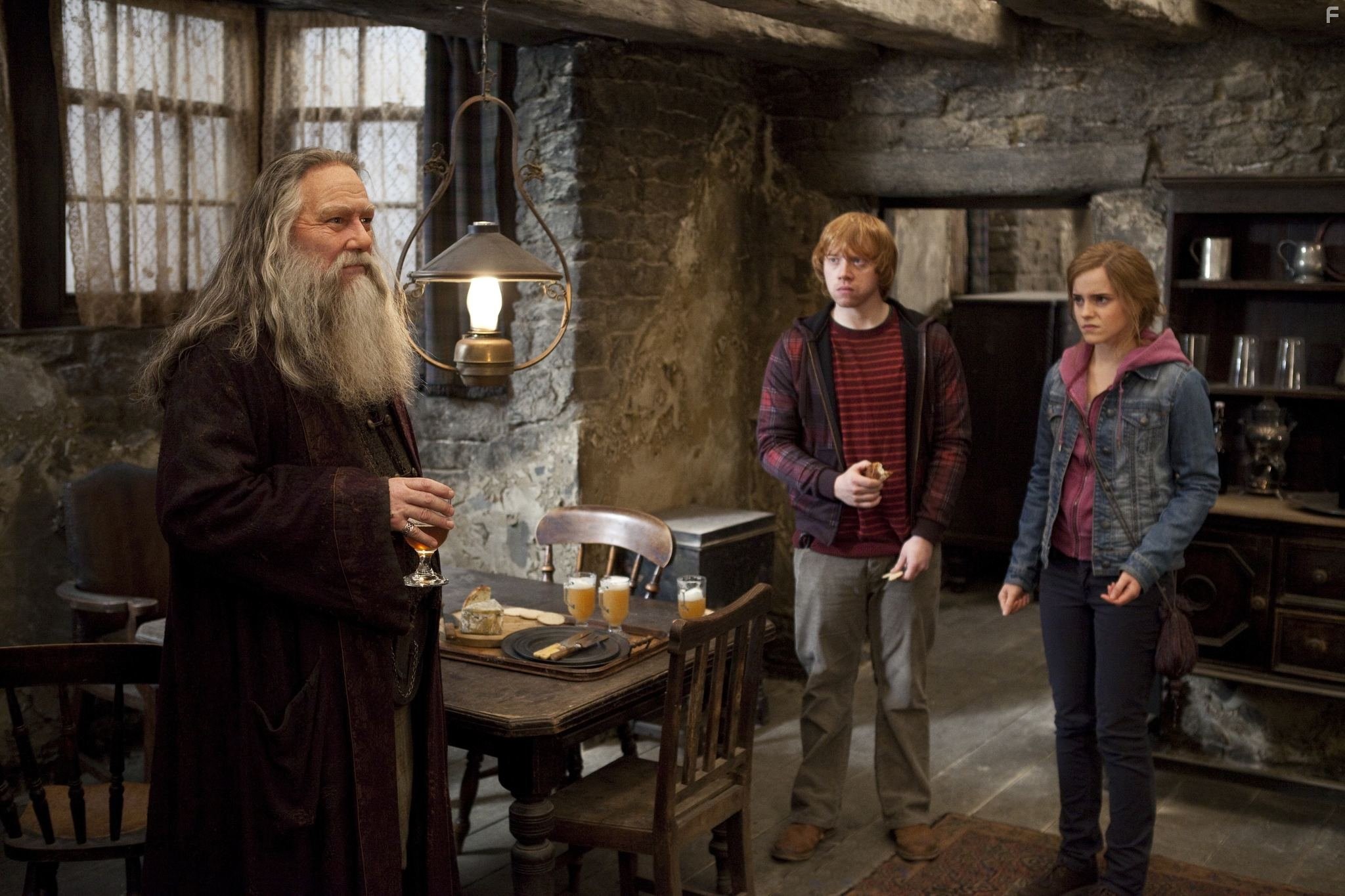 Ciar?n Hinds, Rupert Grint, and Emma Watson in Гарри Поттер и Дары смерти: Часть II (2011)