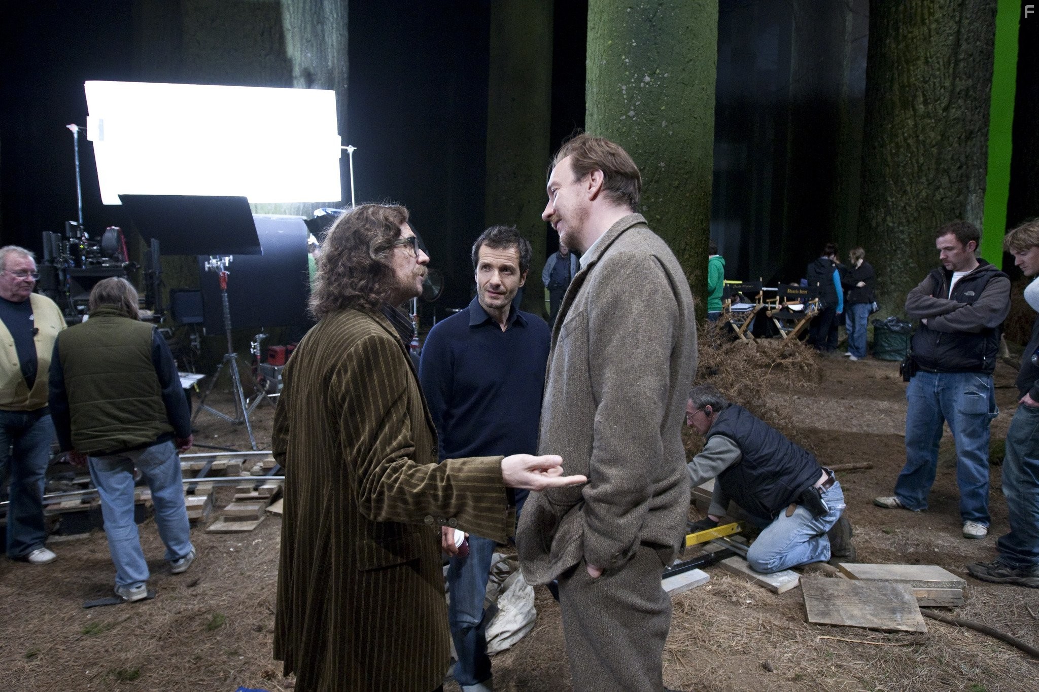 Gary Oldman, David Thewlis, and David Heyman in Гарри Поттер и Дары смерти: Часть II (2011)