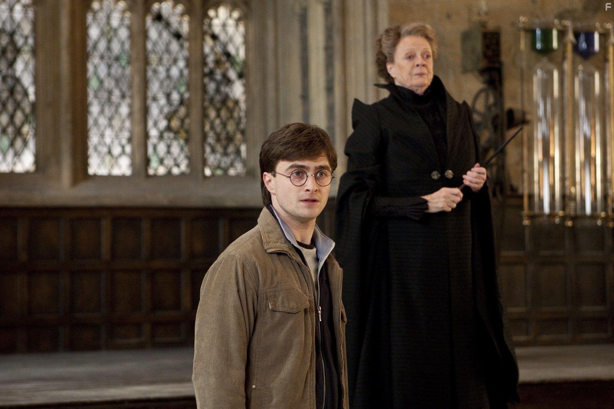 Maggie Smith and Daniel Radcliffe in Гарри Поттер и Дары смерти: Часть II (2011)