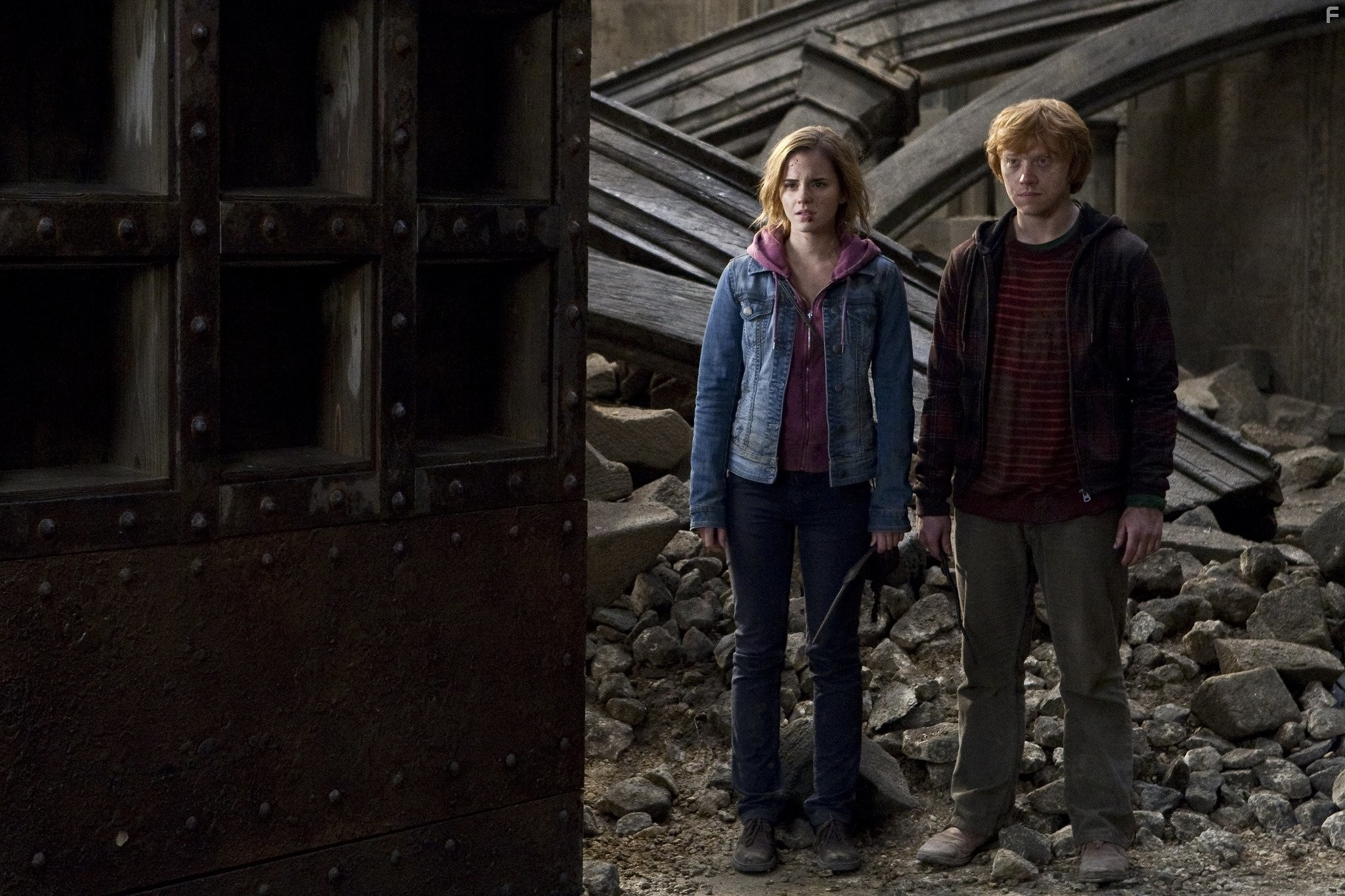 Rupert Grint and Emma Watson in Гарри Поттер и Дары смерти: Часть II (2011)