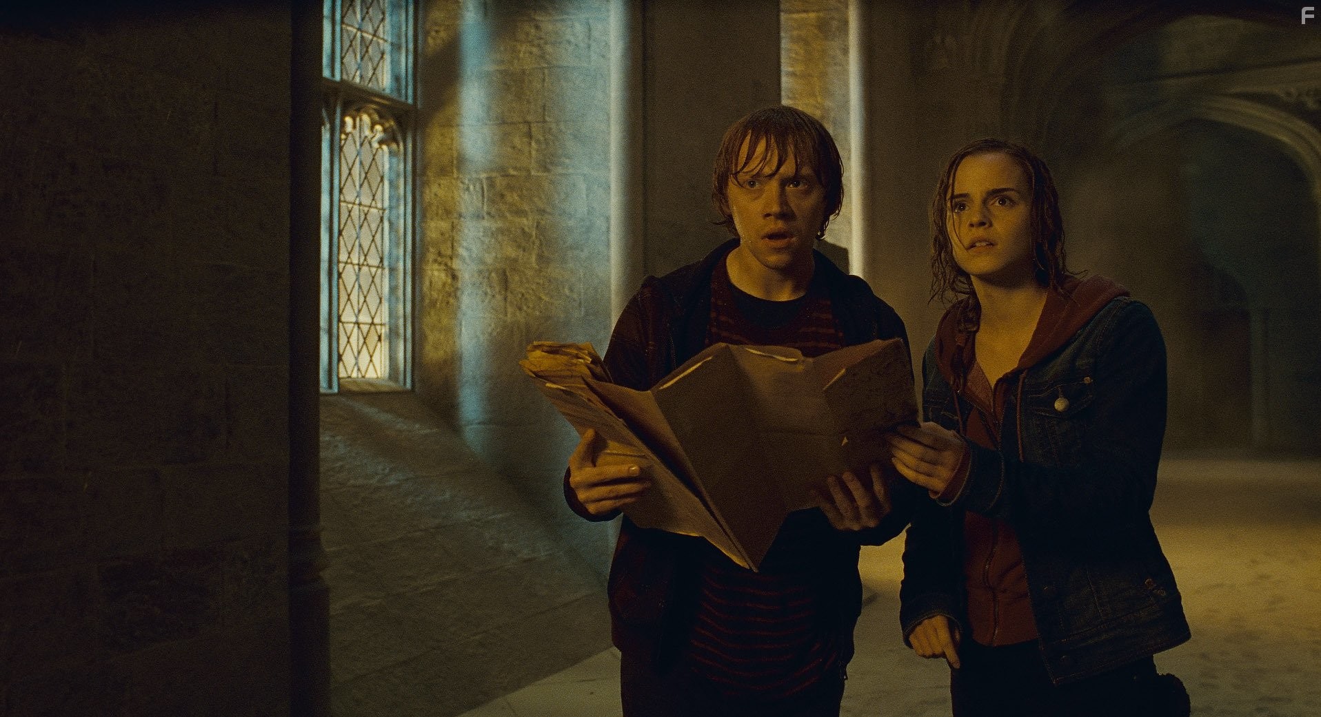 Rupert Grint and Emma Watson in Гарри Поттер и Дары смерти: Часть II (2011)