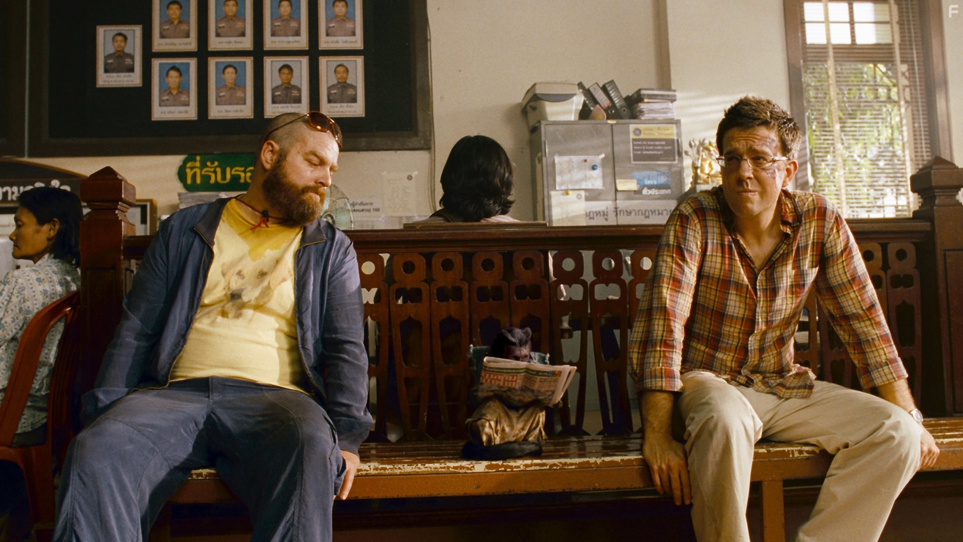 Zach Galifianakis, Ed Helms, and Crystal the Monkey in Мальчишник 2: Из Вегаса в Бангкок (2011)