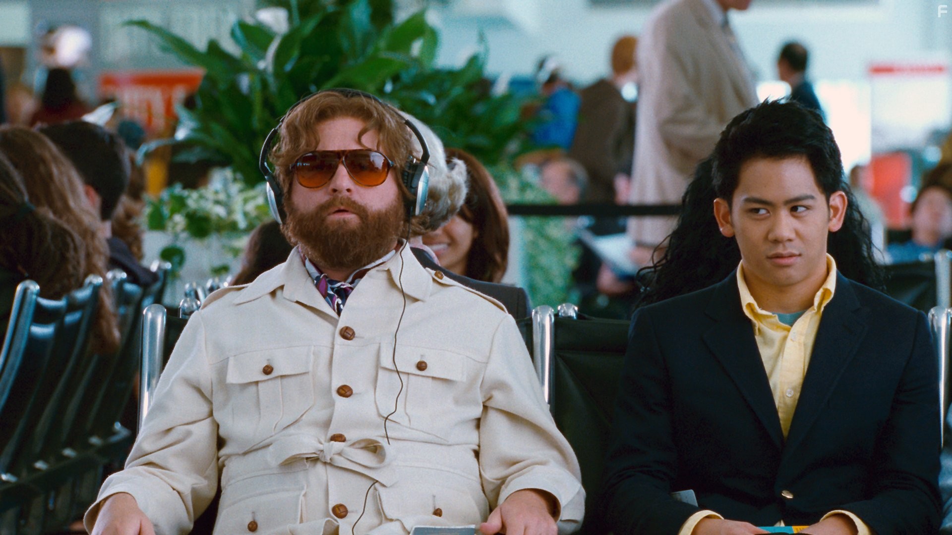 Zach Galifianakis and Mason Lee in Мальчишник 2: Из Вегаса в Бангкок (2011)