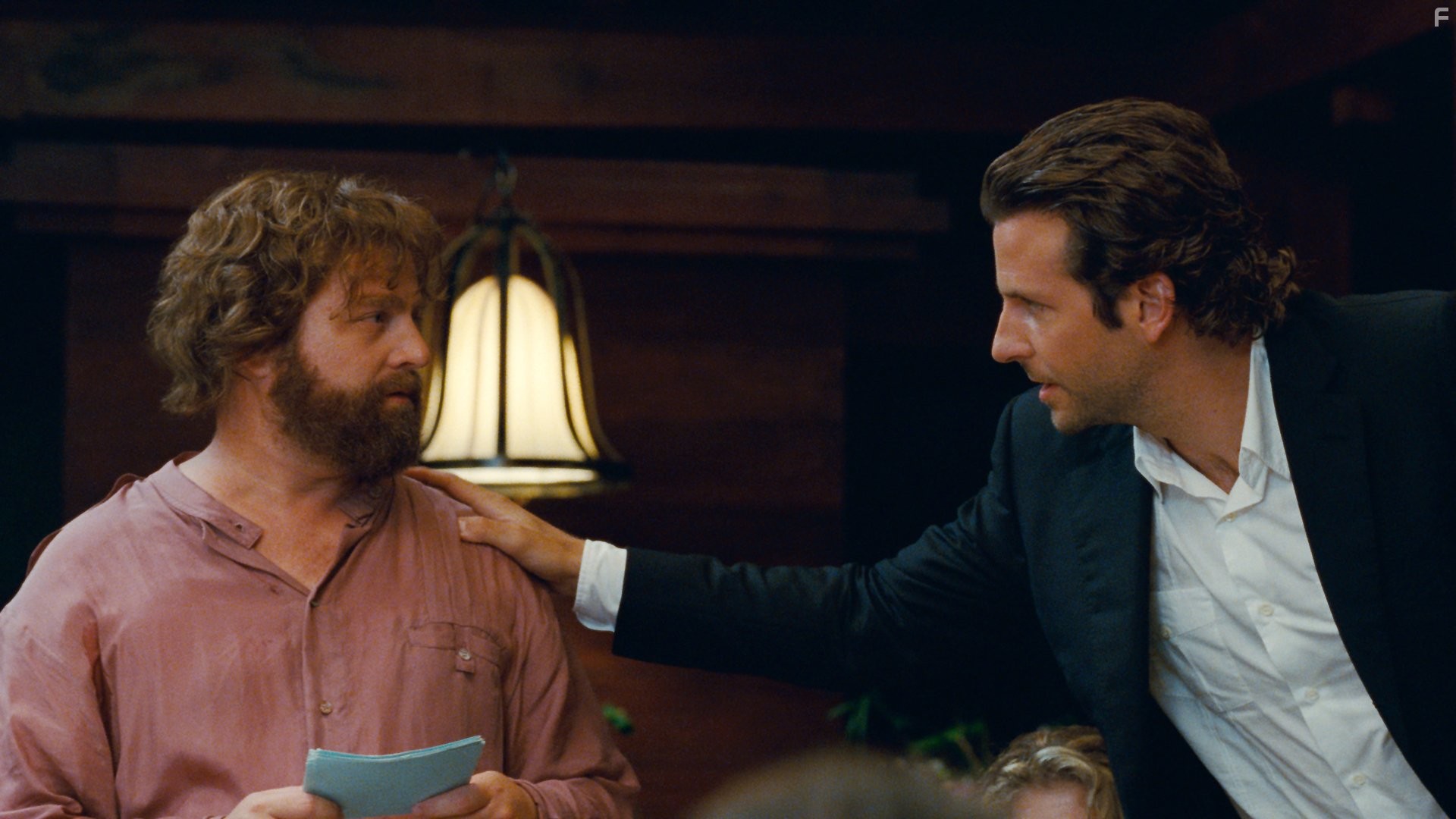 Bradley Cooper and Zach Galifianakis in Мальчишник 2: Из Вегаса в Бангкок (2011)