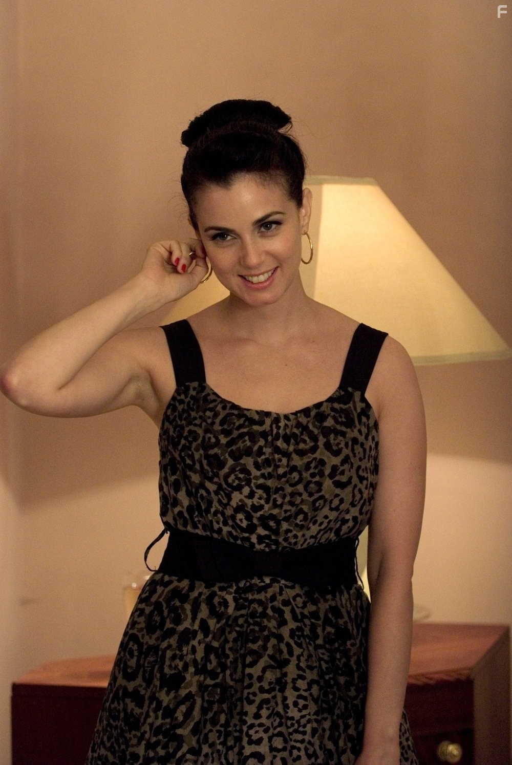 Mia Kirshner in Купи, одолжи, укради! (2008)