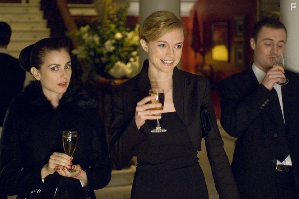 Mia Kirshner and Heather Graham in Купи, одолжи, укради! (2008)