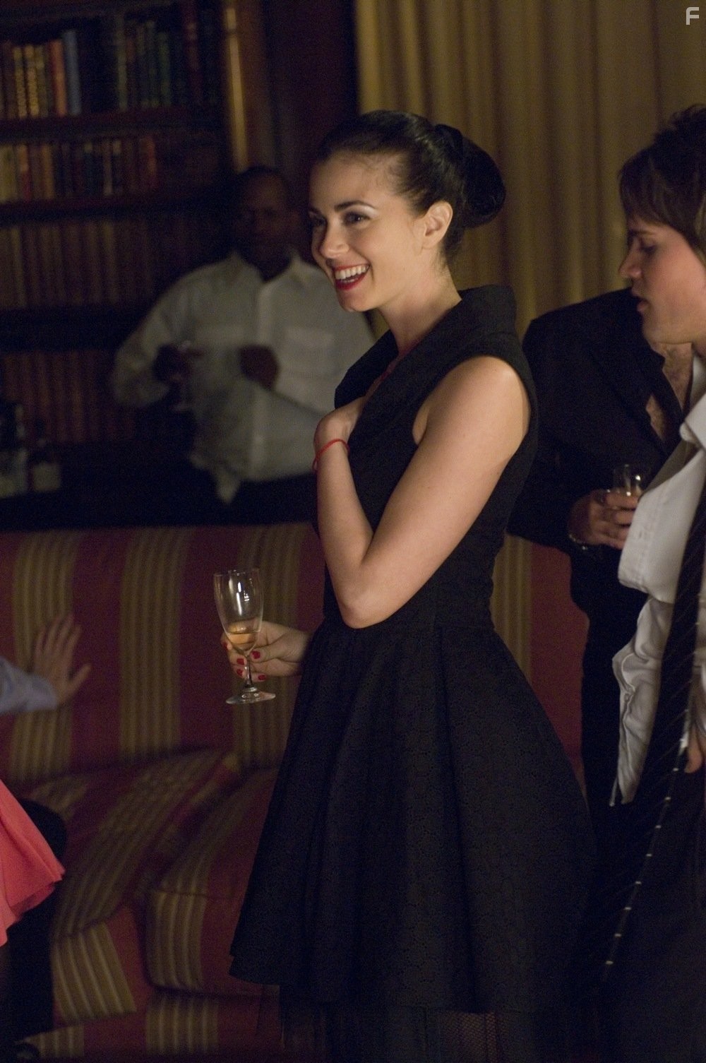 Mia Kirshner in Купи, одолжи, укради! (2008)