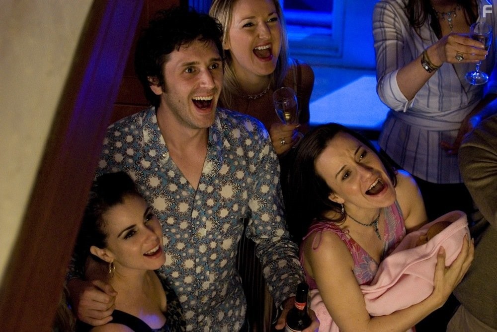 Mia Kirshner and Maria Watton-Graham in Купи, одолжи, укради! (2008)