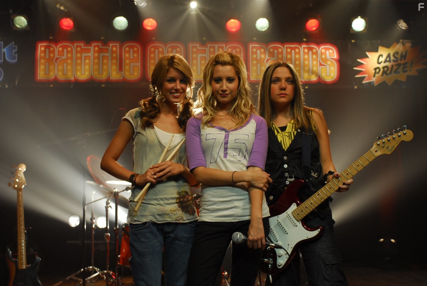 Lauren Collins, Ashley Tisdale, and Shenae Grimes-Beech in Сквозь объектив (2008)