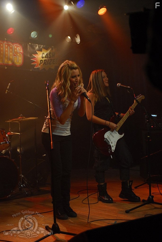 Lauren Collins and Ashley Tisdale in Сквозь объектив (2008)