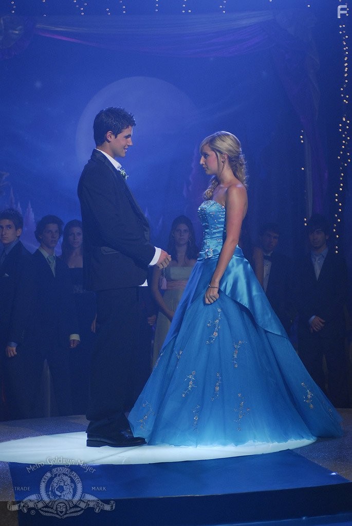 Ashley Tisdale and Robbie Amell in Сквозь объектив (2008)