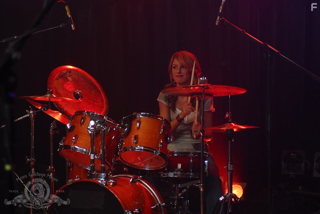 Shenae Grimes-Beech in Сквозь объектив (2008)