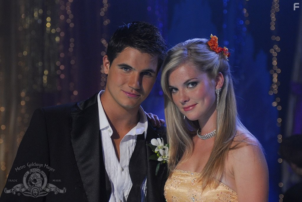 Cindy Busby and Robbie Amell in Сквозь объектив (2008)