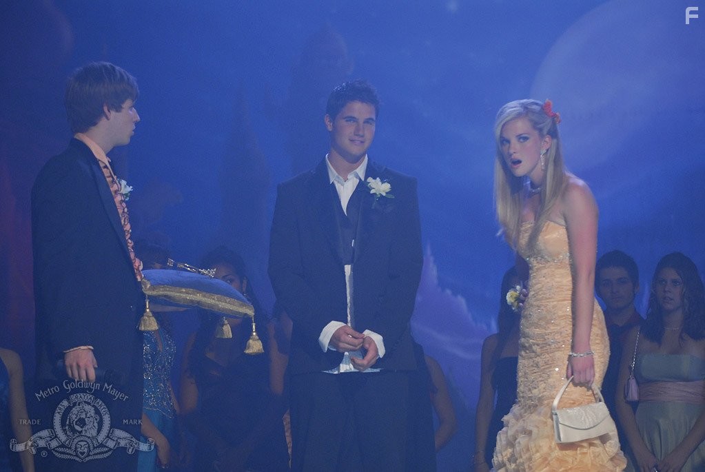 Cindy Busby and Robbie Amell in Сквозь объектив (2008)